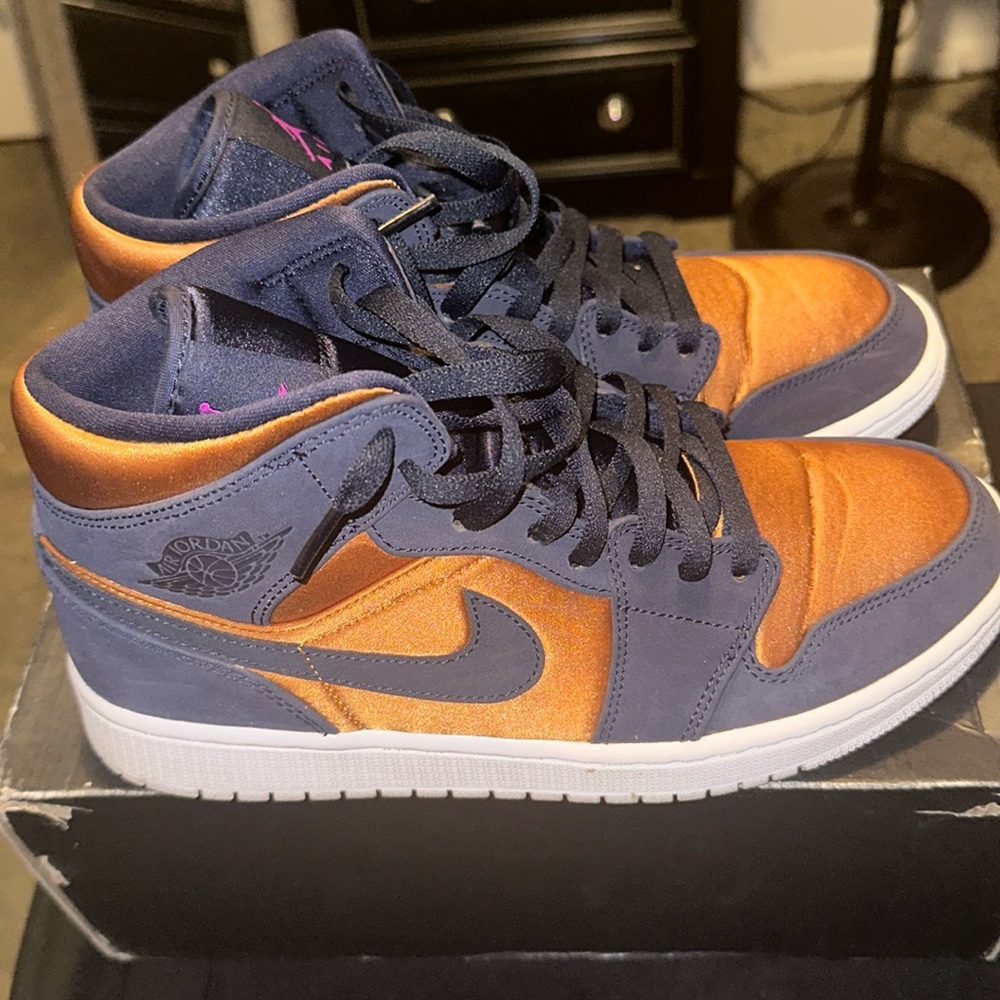 Air Jordan 1 Mid SE